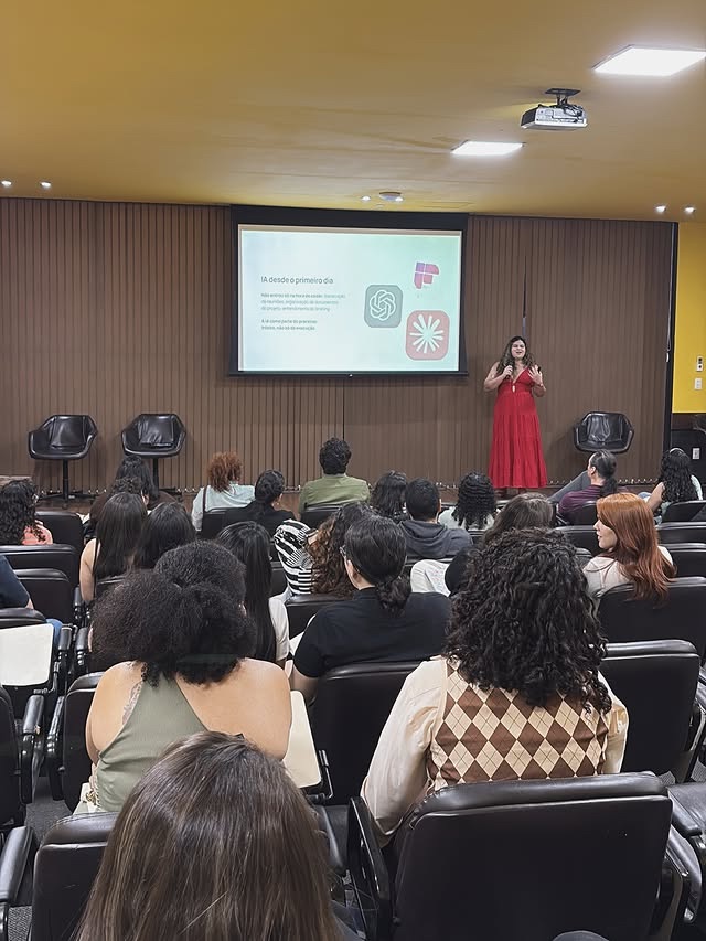 Público assistindo Rebeca Sousa palestrar no MMMT 2026 da Developer Girls.